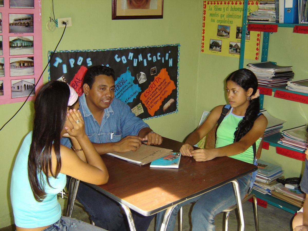 Imagen 3: Docente Edgardo Romero acompañado por 2 de sus estudiantes en el Archivo de Historia Oral 