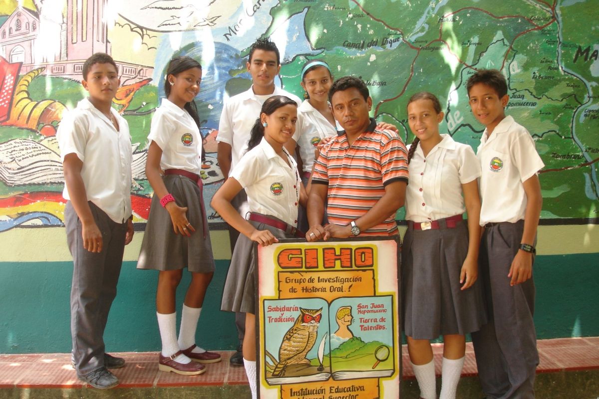 Imagen 4: Algunos miembros del grupo GIHO acompañados por el docente Edgardo Romero